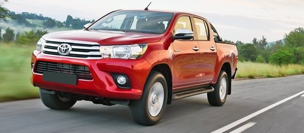 Toyota Hilux màu đỏ, mẫu xe bán tải cá tính, rất hợp với người tuổi Đinh Mão mệnh Hỏa