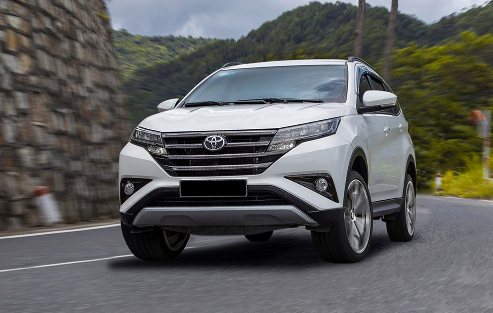 Toyota Rush màu đỏ đỗ trên đường nhựa