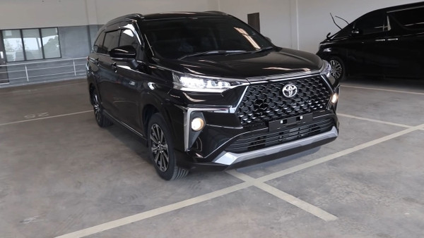 Toyota Veloz Cross CVT màu đỏ rực rỡ trên đường phố
