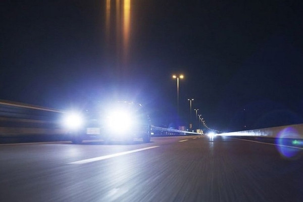 Tránh nhìn trực diện vào đèn pha xe ngược chiều khi lái xe ô tô ban đêm