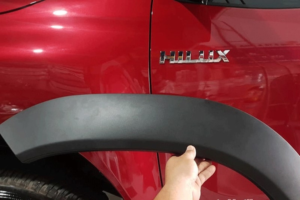 Viền cua bánh màu đen lắp cho Toyota Hilux