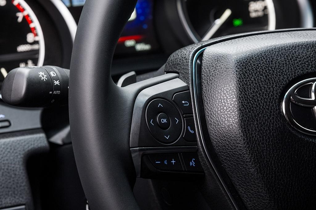 Vô lăng bọc da tích hợp nhiều nút chức năng trên Toyota Camry