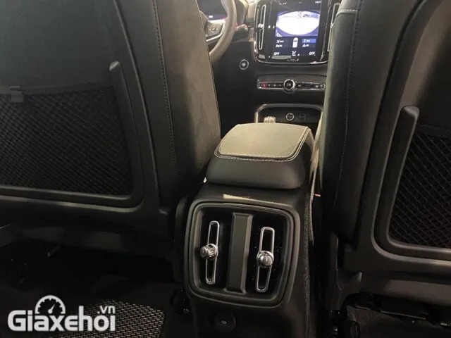 Vô lăng bọc da và màn hình kỹ thuật số 12.3 inch trên xe Volvo XC40