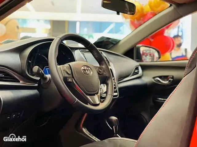 Vô lăng bọc da và màn hình trung tâm trên Vios 2022