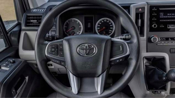 Vô lăng xe Toyota Hiace tích hợp các nút chức năng tiện lợi