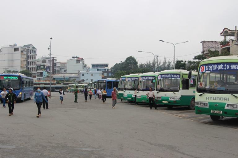 Xe buýt tuyến 94 đang hoạt động tại Bến xe Củ Chi, minh họa cho tuyến quan trọng đi Chợ Lớn