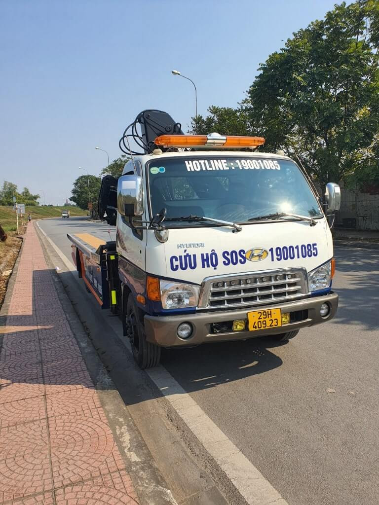 Xe cứu hộ chuyên dụng của Hoàng Phú màu vàng nổi bật trên đường cao tốc