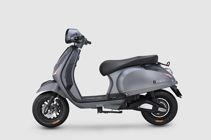 Xe điện Osakar Classy đang di chuyển trên đường phố, thể hiện khả năng vận hành ổn định