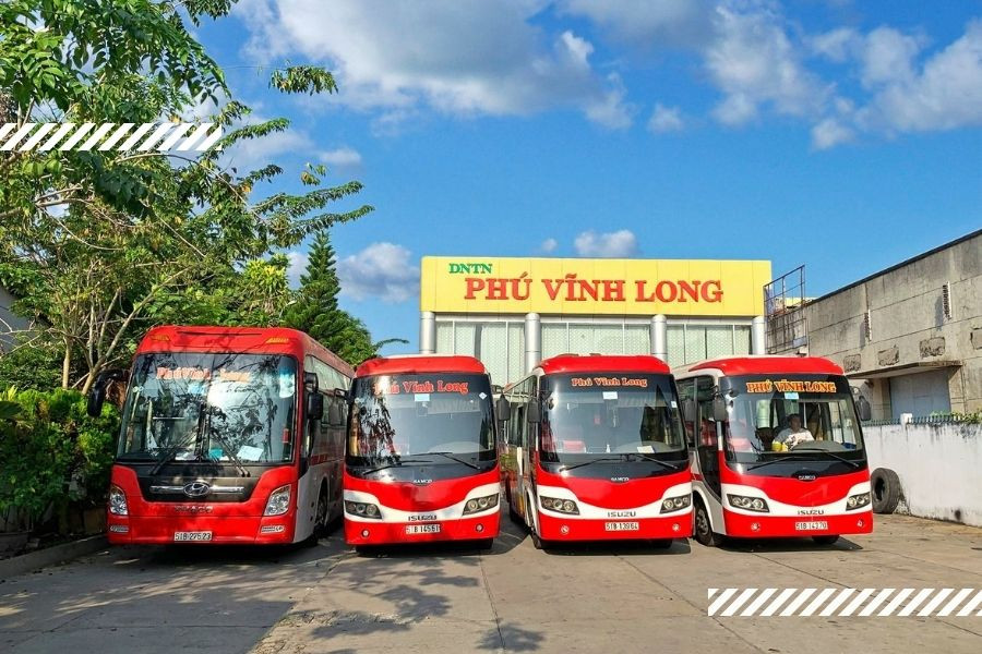 Xe khách 7 chỗ của nhà xe Phú Vĩnh Long đậu tại bến