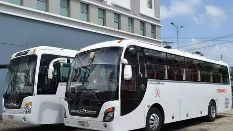 Xe khách chờ đón khách tại bến xe Mũi Né đi Bình Dương.