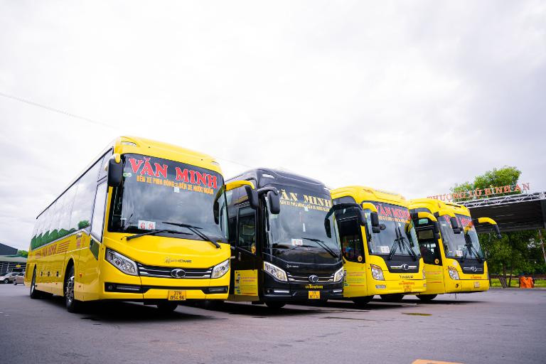 Xe khách chuẩn bị khởi hành trên tuyến Hà Tĩnh đi Hà Nội