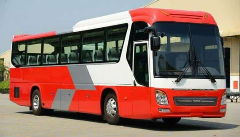 Xe khách chuẩn bị khởi hành trên tuyến Long Khánh đi Sài Gòn.
