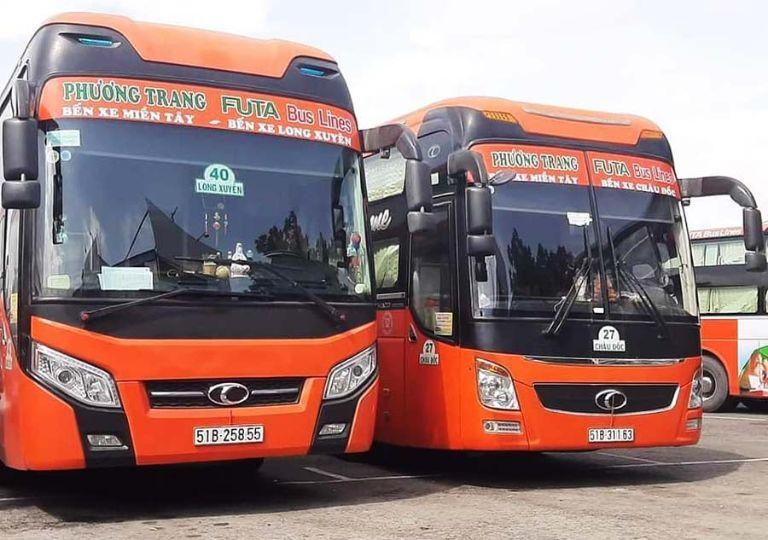Xe khách đậu trong bãi của Bến xe Quảng Ngãi chờ xuất bến