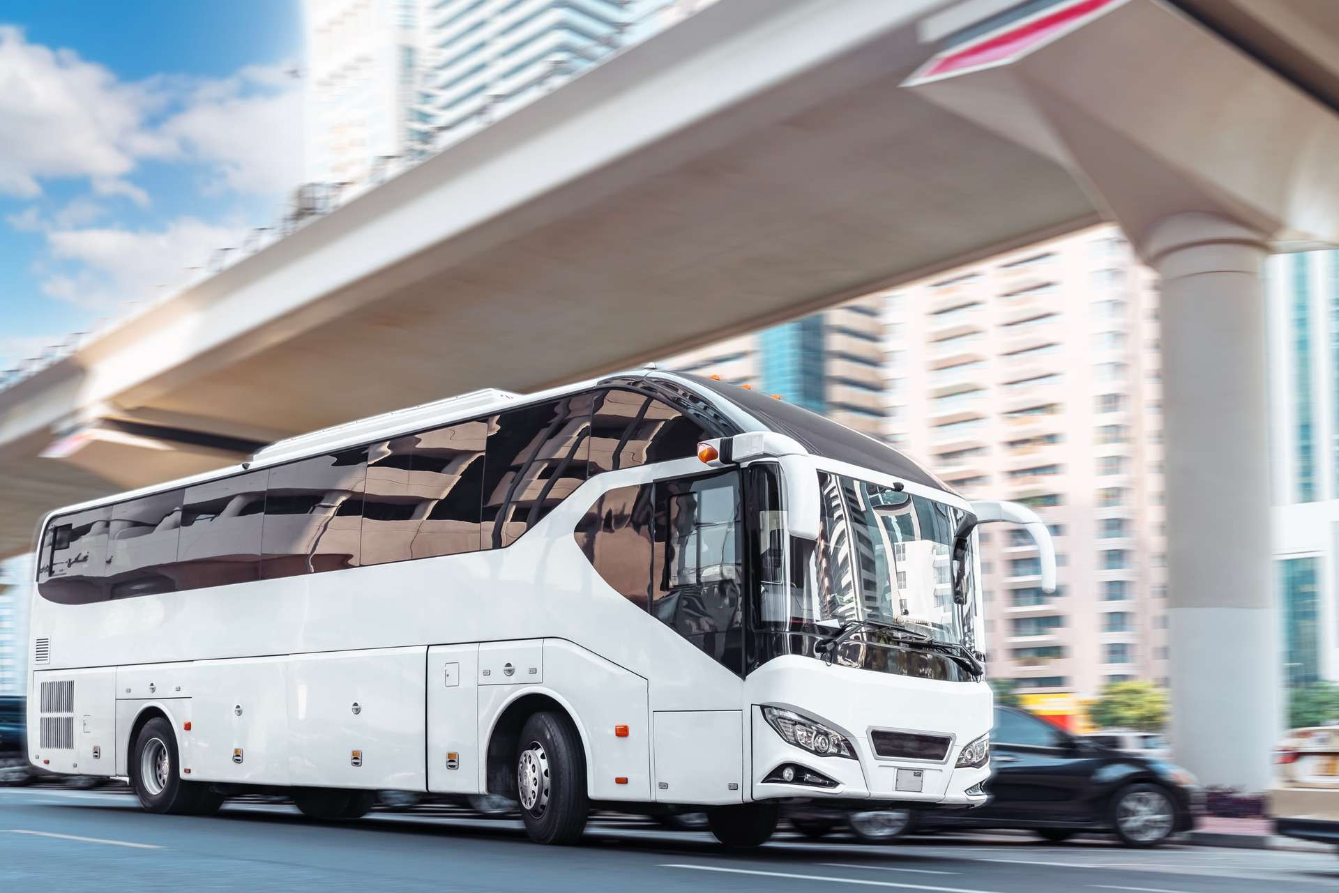 Xe khách di chuyển trên đường cao tốc từ Cát Bà về Ninh Bình