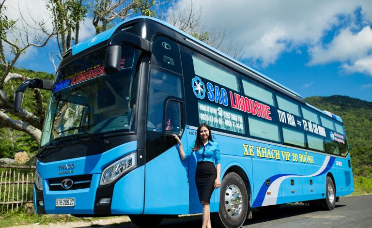 Xe khách di chuyển trên đường, có thể thuộc tuyến Tuy Hòa - Bình Định