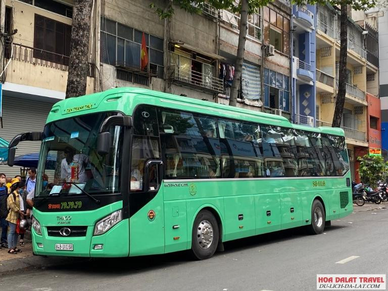Xe khách đỗ tại bến xe, sẵn sàng cho hành trình đến Tây Nguyên