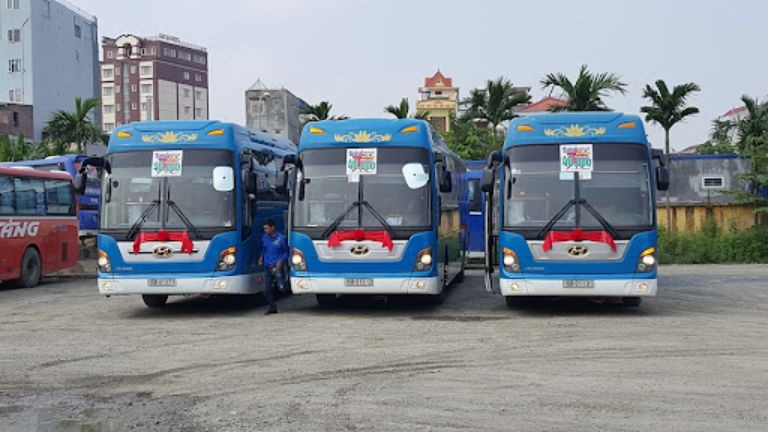 Xe khách Đoàn Xuân màu xanh nổi bật chạy tuyến Hà Nội Hải Phòng
