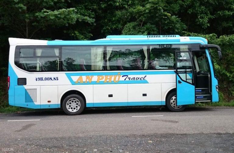 Xe khách giường nằm chuẩn bị xuất bến từ bến xe Mũi Né đi Đà Lạt.