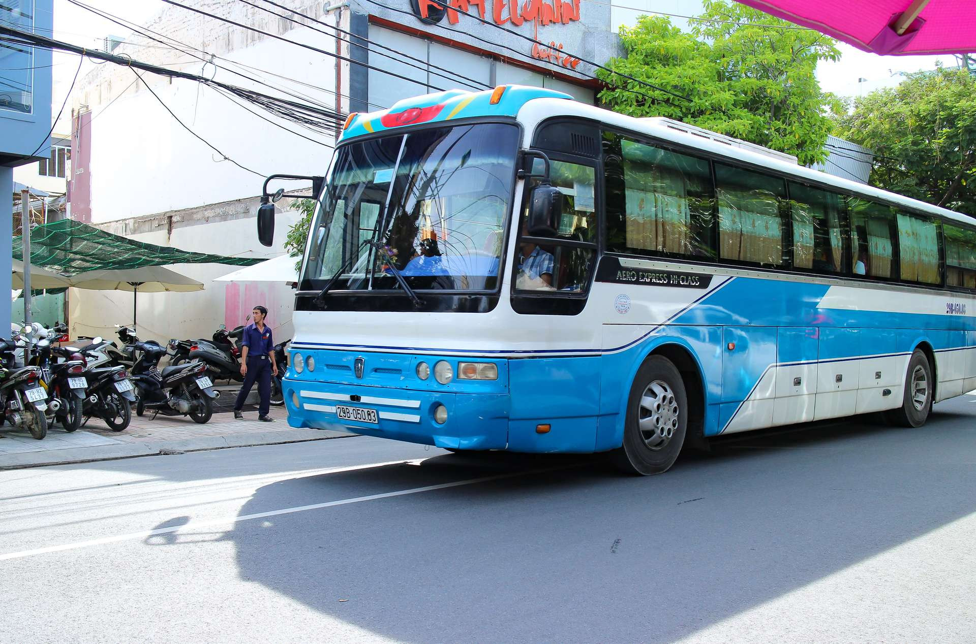 Xe khách giường nằm hiện đại chạy tuyến Bảo Yên đi Hà Nội trên đường cao tốc
