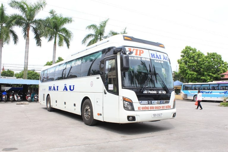Xe khách Hải Âu màu trắng đang di chuyển trên đường, một lựa chọn cho tuyến Gia Lâm - Hải Phòng