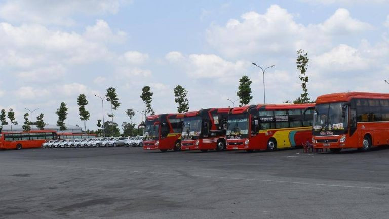 Xe khách Hoàng Long đỗ tại Bến xe Cần Thơ cho tuyến đi phía Bắc