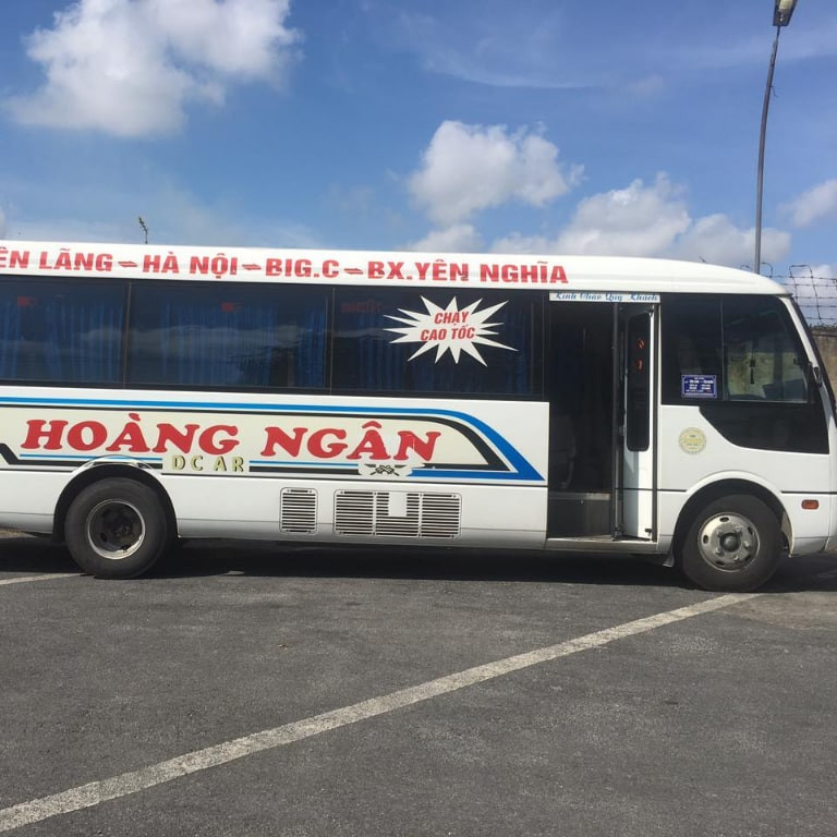Xe khách Hoàng Ngân đang di chuyển, phục vụ nhu cầu đi lại giữa Hà Nội và Hải Phòng
