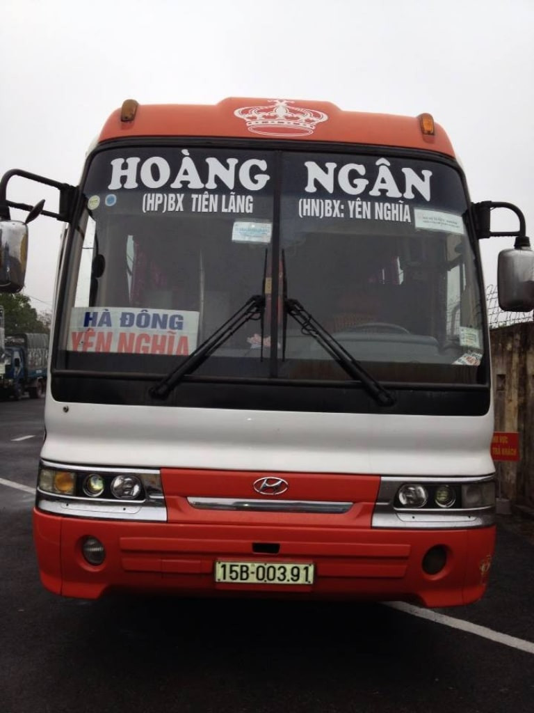 Xe khách Hoàng Ngân màu đỏ đang đón khách, phù hợp cho hành trình Gia Lâm - Hải Phòng giá rẻ