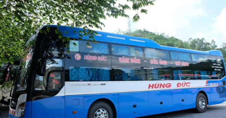 Xe khách Hùng Đức màu xanh đặc trưng.