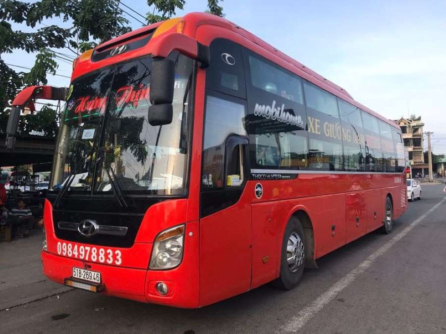 Xe khách Hưng Thịnh đậu tại bến xe, sẵn sàng phục vụ hành khách