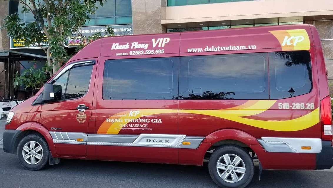 Xe khách Khanh Phong tại bến đón trả khách cố định, thể hiện sự chuyên nghiệp