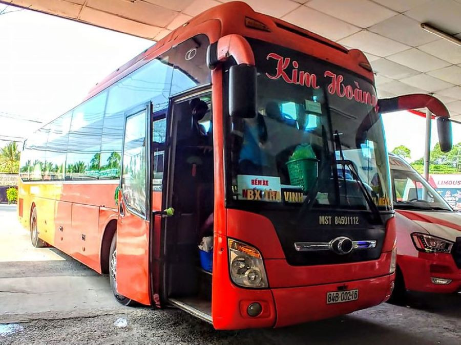 Xe khách Kim Hoàng đang dừng tại bến xe, chuẩn bị cho chuyến đi