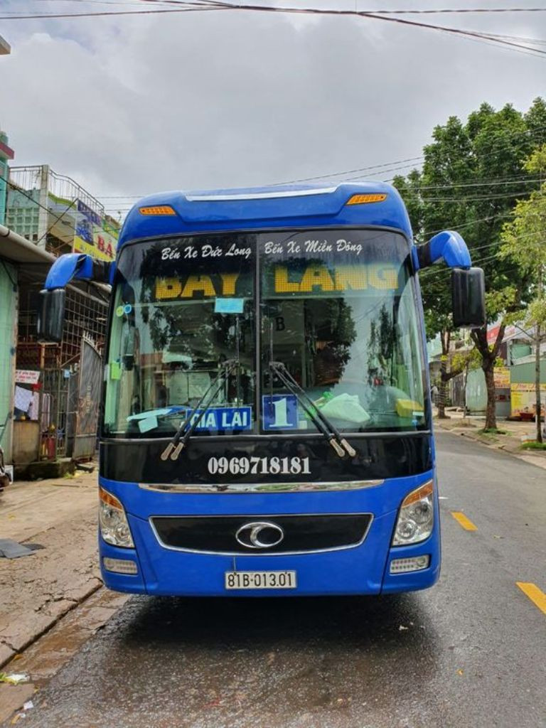 Xe khách Loan Sáng màu xanh đặc trưng trên tuyến Sài Gòn Đắk Lắk
