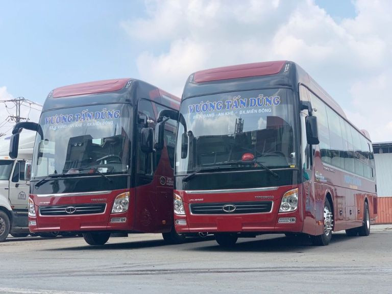 Xe khách Minh Anh màu đỏ phục vụ hành khách Sài Gòn Đắk Lắk