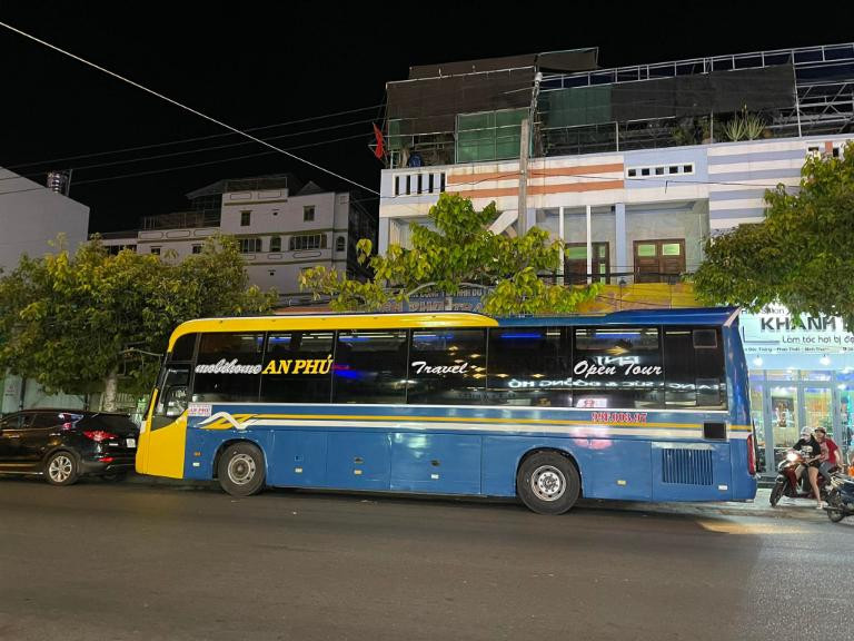 Xe khách Nhà Xe Thiện Trí màu xanh đậu tại bến xe