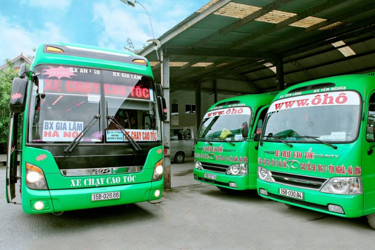 Xe khách Ô Hô màu vàng đặc trưng đang đỗ tại bến, sẵn sàng phục vụ hành khách