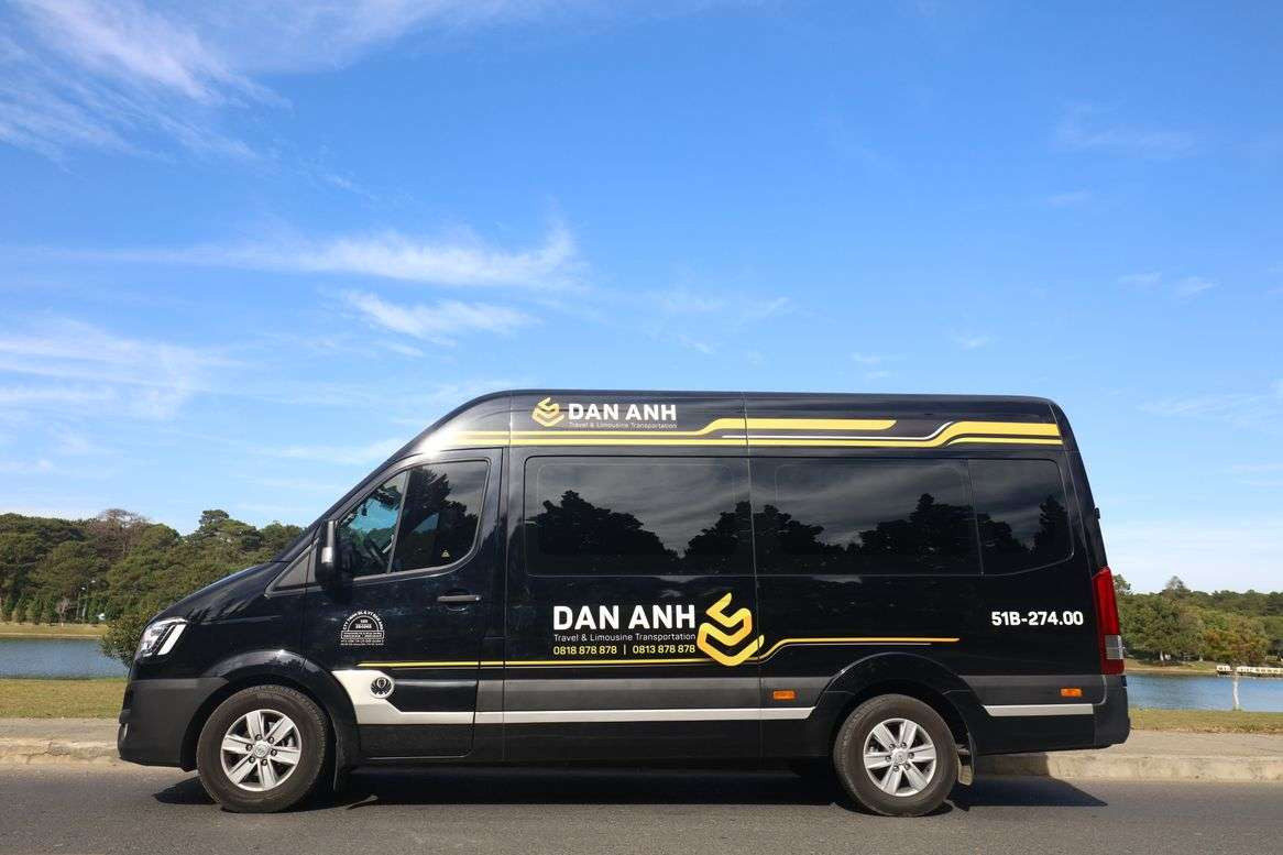 Xe limousine 9 chỗ màu trắng của nhà xe Đan Anh đi Phan Thiết