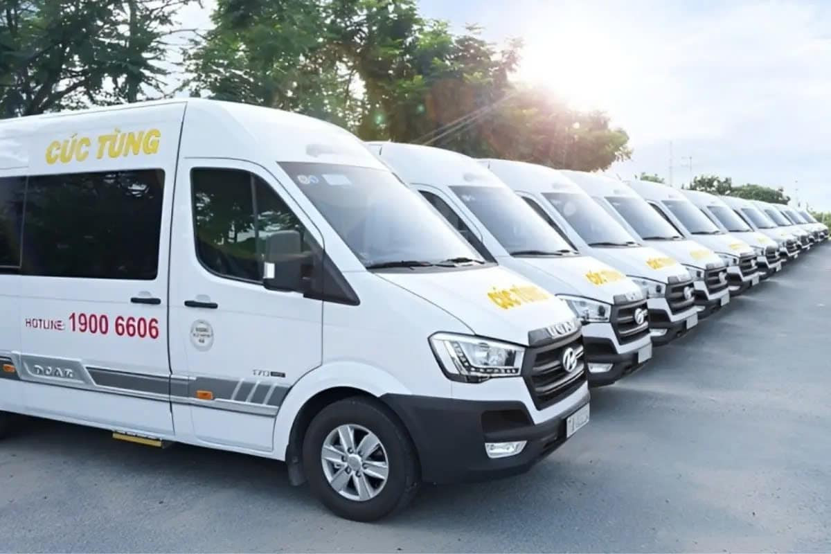 Xe Limousine sang trọng tại bến xe Mũi Né phục vụ tuyến đi Nha Trang.