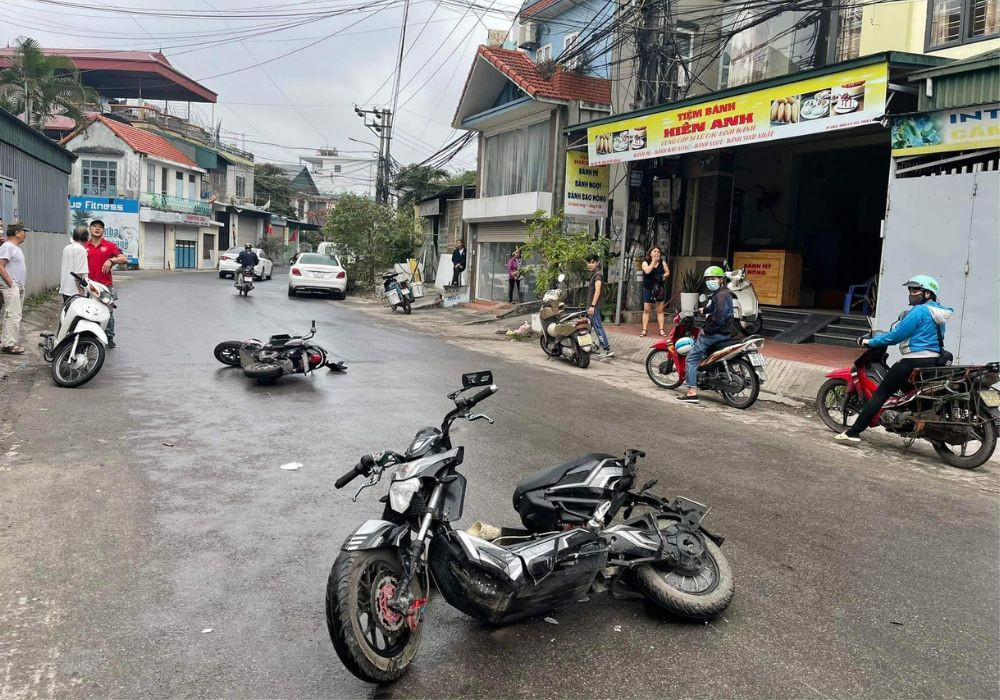 Xe máy bị lật đổ tại hiện trường vụ tai nạn, cần được giữ nguyên để điều tra