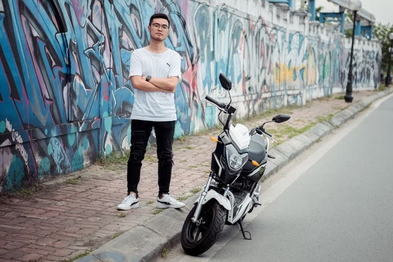 Xe máy điện với thiết kế cá tính được nhiều học sinh nam lựa chọn