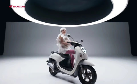 Xe tay ga Honda Scoopy 2025 màu trắng đen với thiết kế retro hiện đại