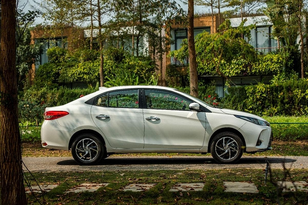Xe Toyota Vios cũ màu trắng được bảo dưỡng tốt.