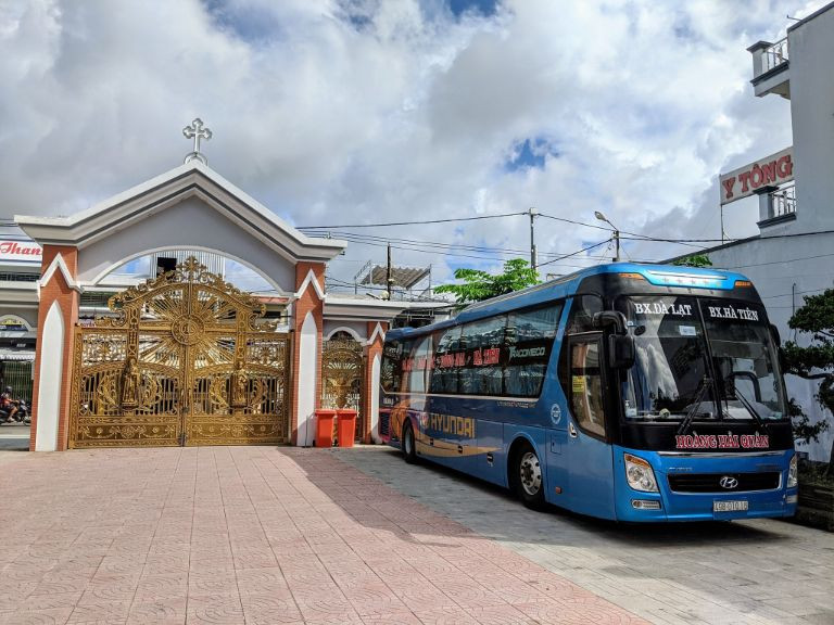 Xe trung chuyển hỗ trợ hành khách của Hoàng Hải Quân đi Đà Lạt Kiên Giang