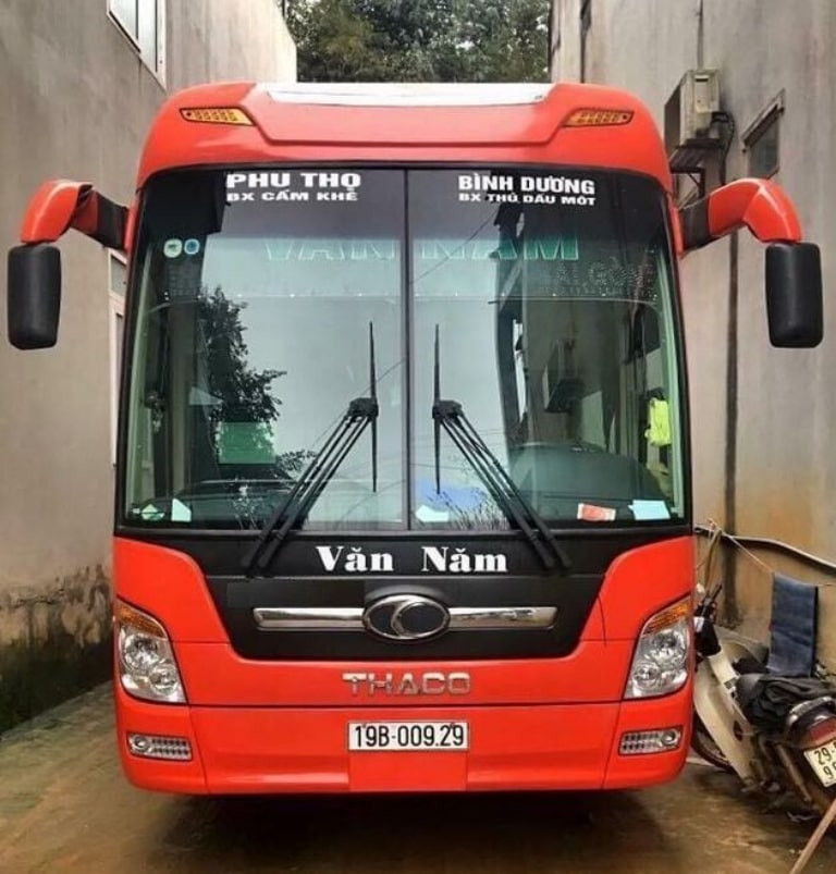 Xe Văn Nam đi qua thị xã Đồng Xoài